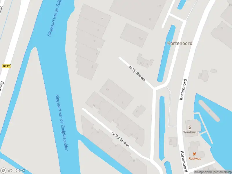 Ambulance met gepaste spoed naar de De Vijf Boeken in Nieuwerkerk aan den IJssel