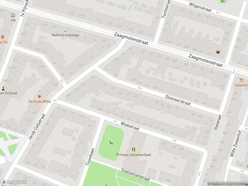 Ambulance met grote spoed naar de Ooievaarstraat in Rotterdam
