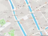 Ambulance met grote spoed naar de Heilige Geestkerkhof in Delft