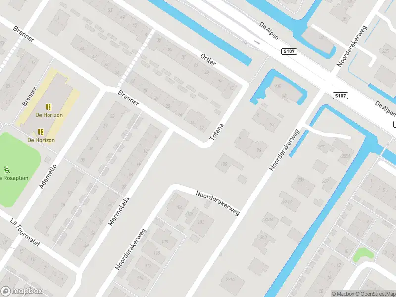 Ambulance met grote spoed naar de Akersingel in Amsterdam
