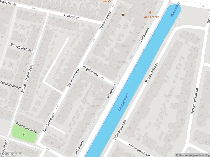 Ambulance met gepaste spoed naar de Kogelstraat in Haarlem