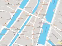 Ambulance met gepaste spoed naar de Boomsteeg in Amsterdam