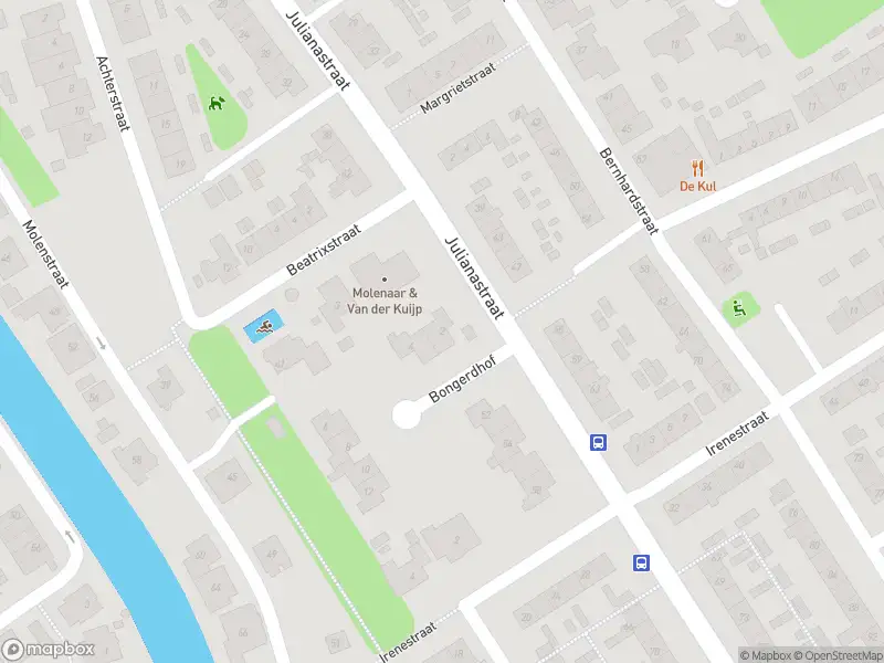 Ambulance met grote spoed naar de Bernhardstraat in Strijen