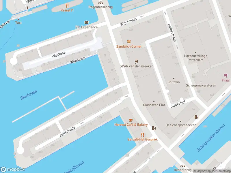 Ambulance met gepaste spoed naar de Glashaven in Rotterdam