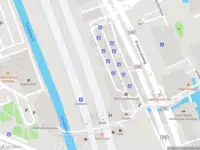 Ambulance met grote spoed naar de Korte Hogendijk in Zaandam