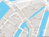 Brandweer met gepaste spoed naar de Sint Olofssteeg in Amsterdam vanwege afhijsen patient
