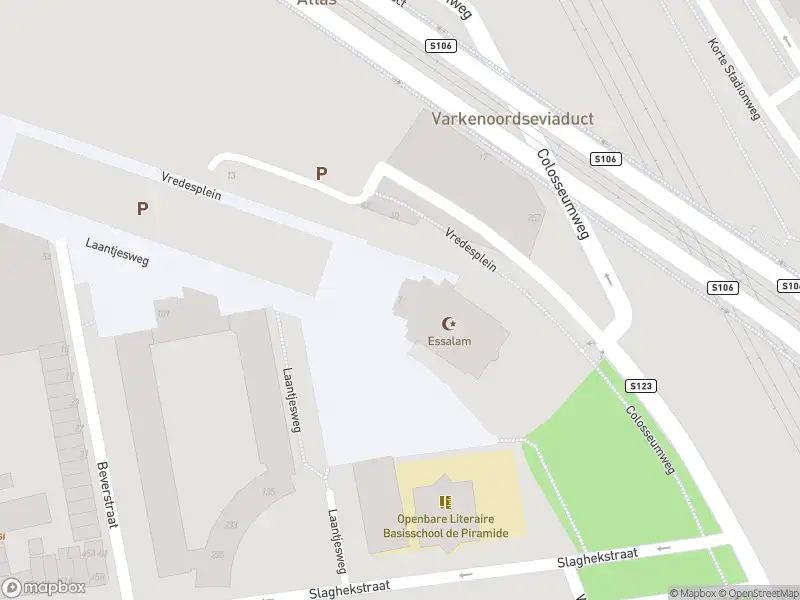 Ambulance met grote spoed naar de Colosseumweg in Rotterdam