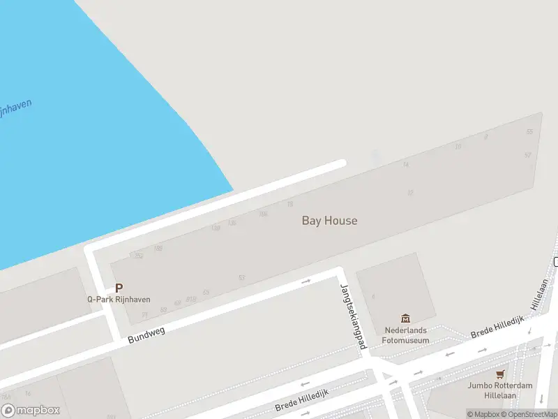 Ambulance met gepaste spoed naar de Rijnhavenkade in Rotterdam