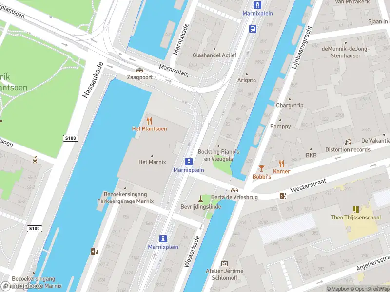 Ambulance met grote spoed naar de Marnixplein in Amsterdam