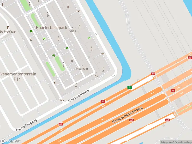 Ambulance met grote spoed naar de Haarlerbergweg in Amsterdam