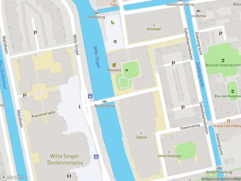 Ambulance met gepaste spoed naar de Witte Singel in Leiden
