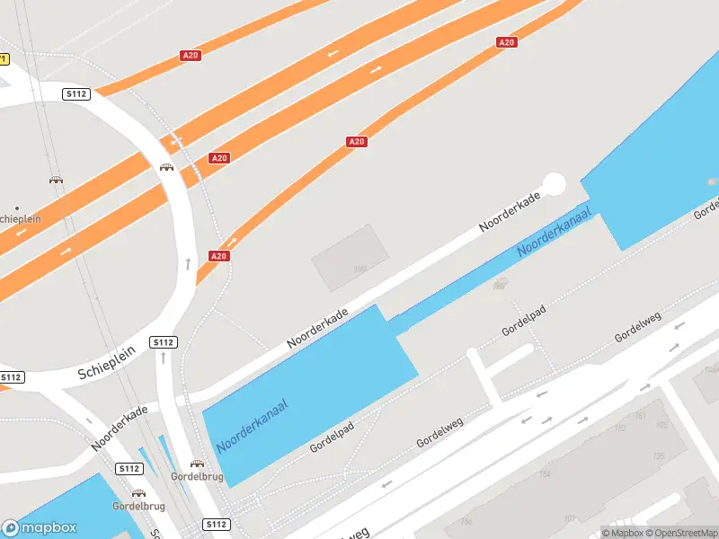 Ambulance met grote spoed naar de Noorderkanaalweg in Rotterdam