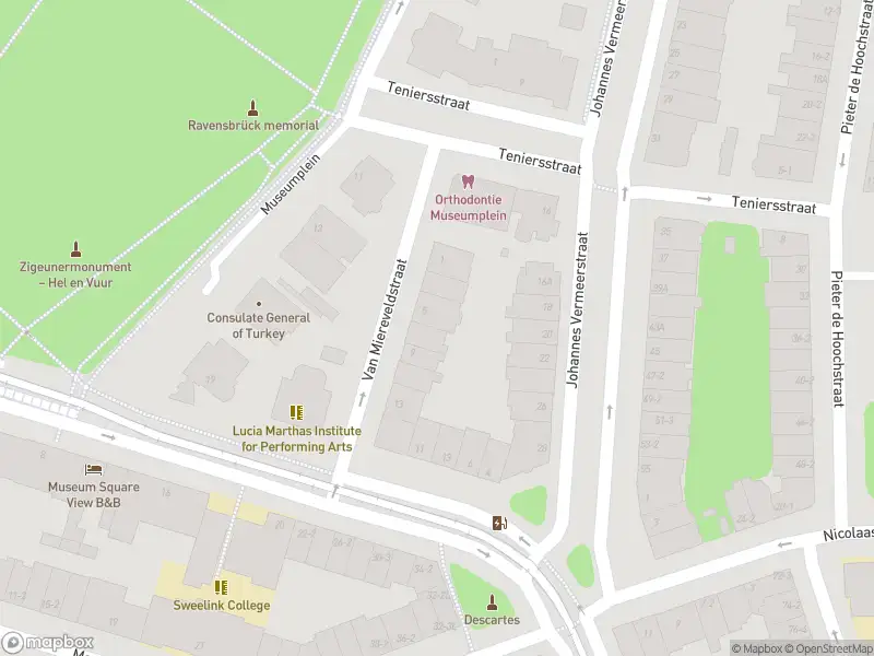 Ambulance met gepaste spoed naar de Moreelsestraat in Amsterdam