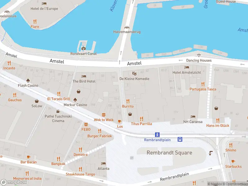 Ambulance met grote spoed naar de Halvemaansteeg in Amsterdam