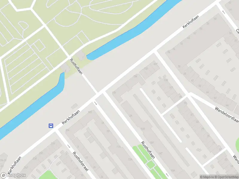 Ambulance met grote spoed naar de Kerkhoflaan in Rotterdam