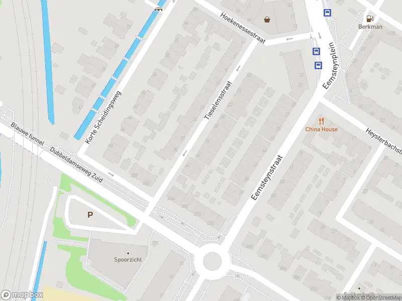 Ambulance met grote spoed naar de Tieselensstraat in Dordrecht