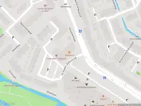 Brandweer met gepaste spoed naar de Ina Boudier-Bakkerstraat in Leiden vanwege een buitenbrand