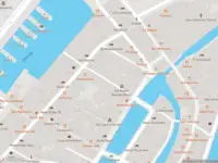 Ambulance met grote spoed naar de Oudezijds Armsteeg in Amsterdam