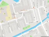Brandweer met grote spoed naar de Kenyattastraat in Delft vanwege personen te water