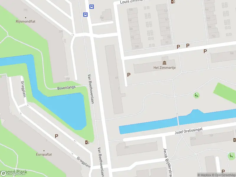 Ambulance met grote spoed naar de Louis Zimmermannplein in Schiedam