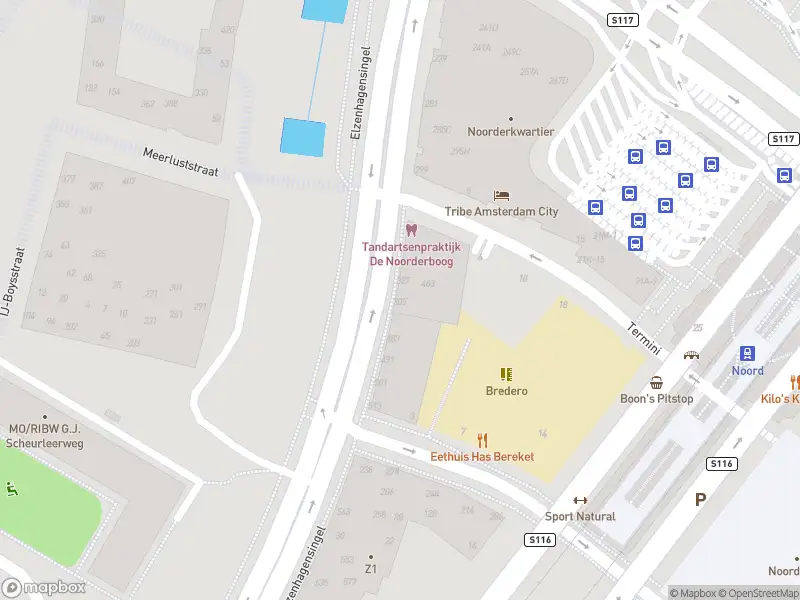 Ambulance met grote spoed naar de Elzenhagensingel in Amsterdam