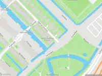 Ambulance met gepaste spoed naar de Voorlandpad in Amsterdam