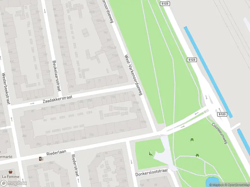 Ambulance met gepaste spoed naar de Zaadakkerstraat in Rotterdam
