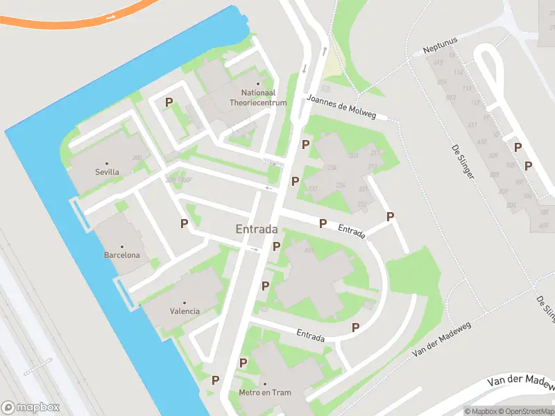 Ambulance met grote spoed naar de Entrada in Amsterdam-Duivendrecht