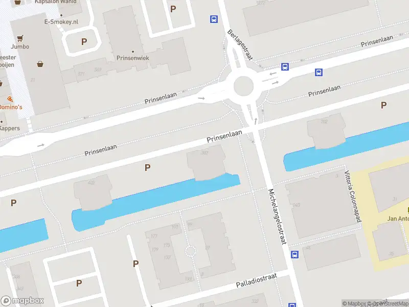 Ambulance met grote spoed naar de Prinsenlaan in Rotterdam