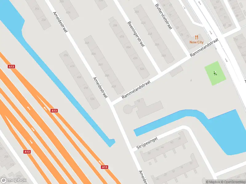 Ambulance met grote spoed naar de Ameidestraat in Rotterdam