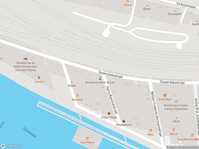 Ambulance met gepaste spoed naar de Oosterdokskade in Amsterdam