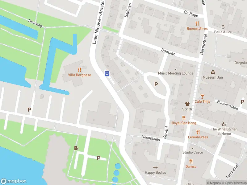 Ambulance met gepaste spoed naar de Dorpsstraat in Amstelveen