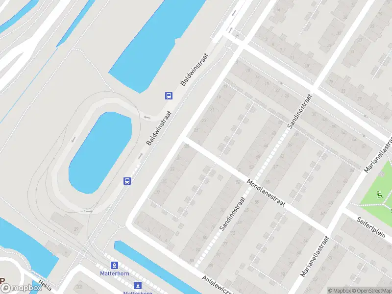 Ambulance met grote spoed naar de Mondlanestraat in Amsterdam