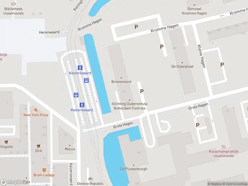 Ambulance met grote spoed naar de Grote Hagen in Rotterdam
