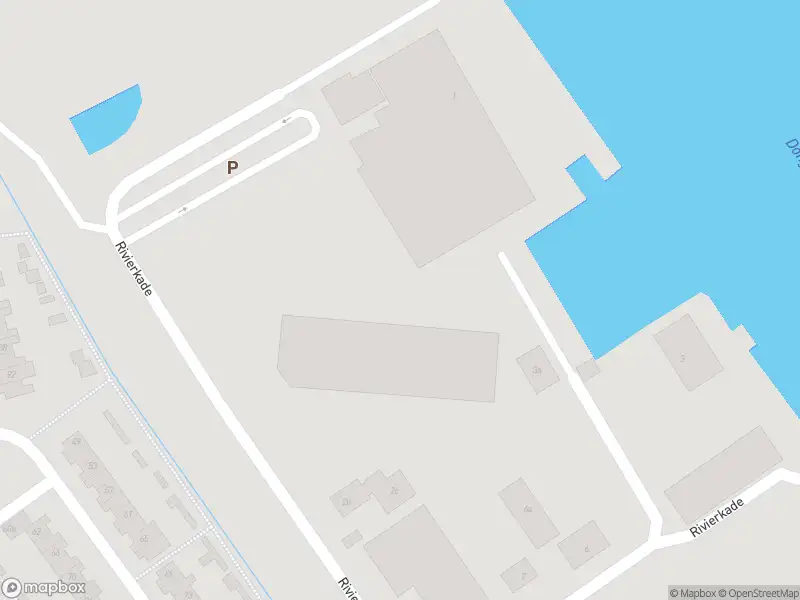 Brandweer en politie met grote spoed naar de Rivierkade in Geertruidenberg