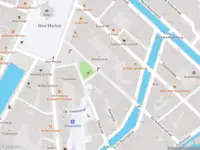 Ambulance met gepaste spoed naar de Keizersstraat in Amsterdam