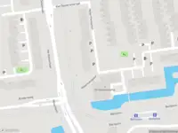 Ambulance met grote spoed naar de Heijermansplein in Schiedam