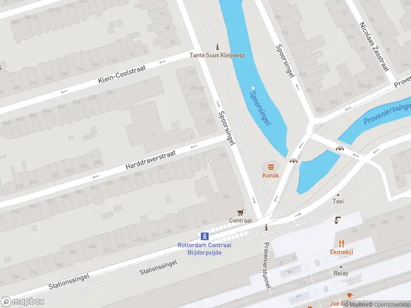 Ambulance met grote spoed naar de Harddraverstraat in Rotterdam