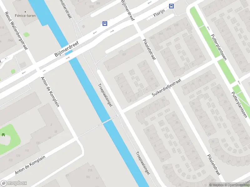 Ambulance met grote spoed naar de Troepiaalsingel in Amsterdam