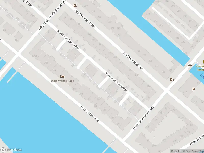 Ambulance met grote spoed naar de Adriënne Solserhof in Amsterdam