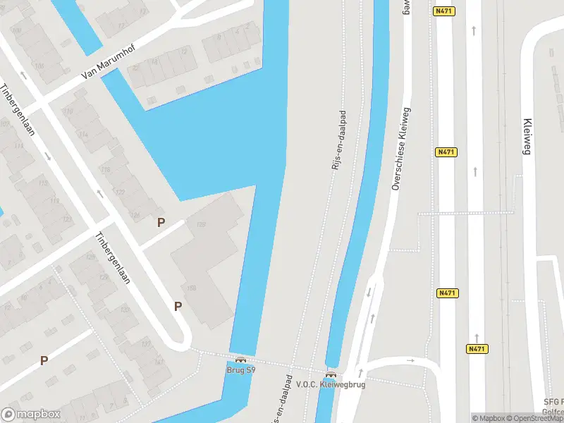Ambulance met grote spoed naar de Overschiese Kleiweg in Rotterdam