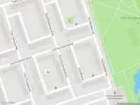 Ambulance met gepaste spoed naar de Dirk Wittehof in Amsterdam