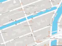 Ambulance met grote spoed naar de Westerstraat in Amsterdam