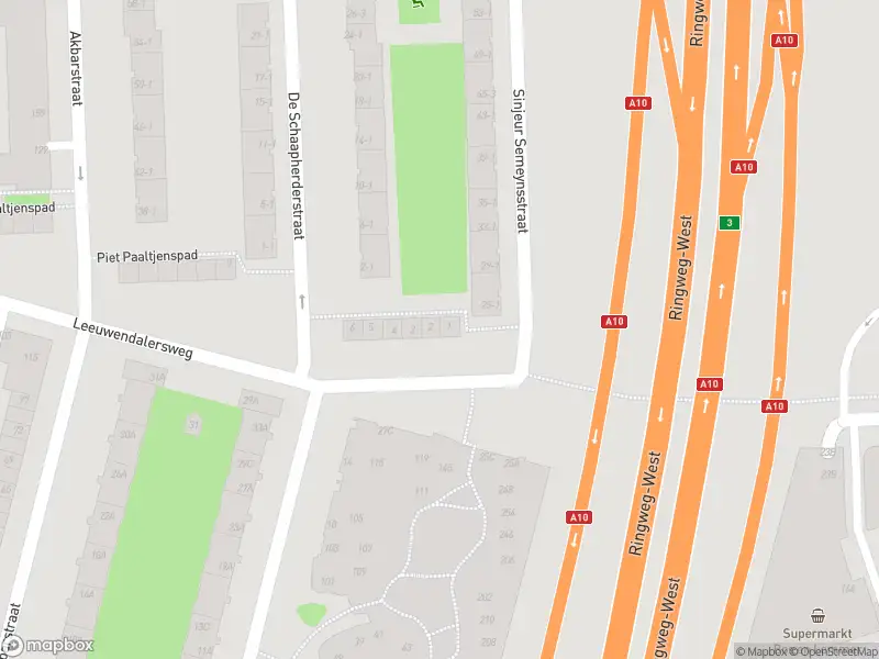 Ambulance met gepaste spoed naar de Piet Paaltjenspad in Amsterdam