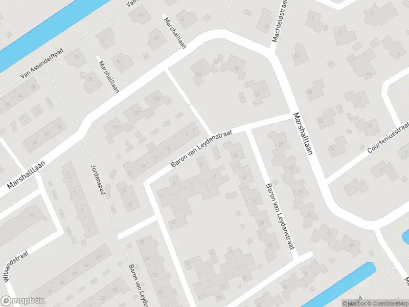 Ambulance met grote spoed naar de Baron van Leydenstraat in Hellevoetsluis