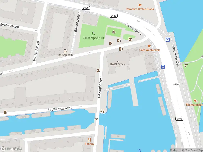 Ambulance met gepaste spoed naar de Bokkinghangen in Amsterdam