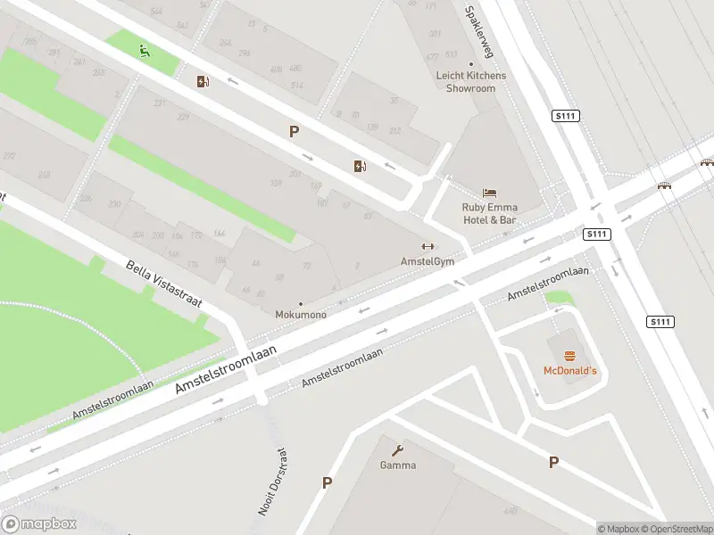 Ambulance met gepaste spoed naar de Amstelstroomlaan in Amsterdam