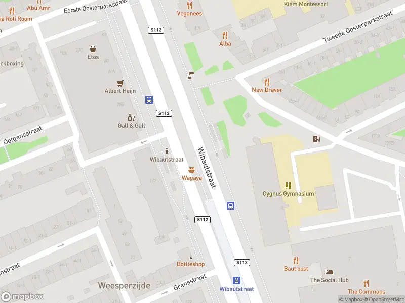 Ambulance met grote spoed naar de Metrostation Wibautstraat in Amsterdam