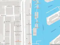 Ambulance met grote spoed naar de Leuvehaven in Rotterdam