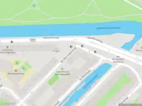 Ambulance met grote spoed naar de Haarlemmerweg in Amsterdam